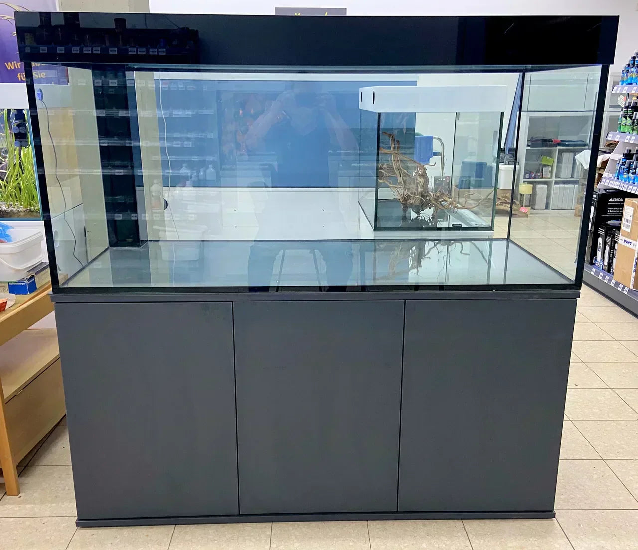 Raumteiler-Aquarium 630L mit anthrazitfarbenem Unterschrank und Wurzeldeko, Frontansicht