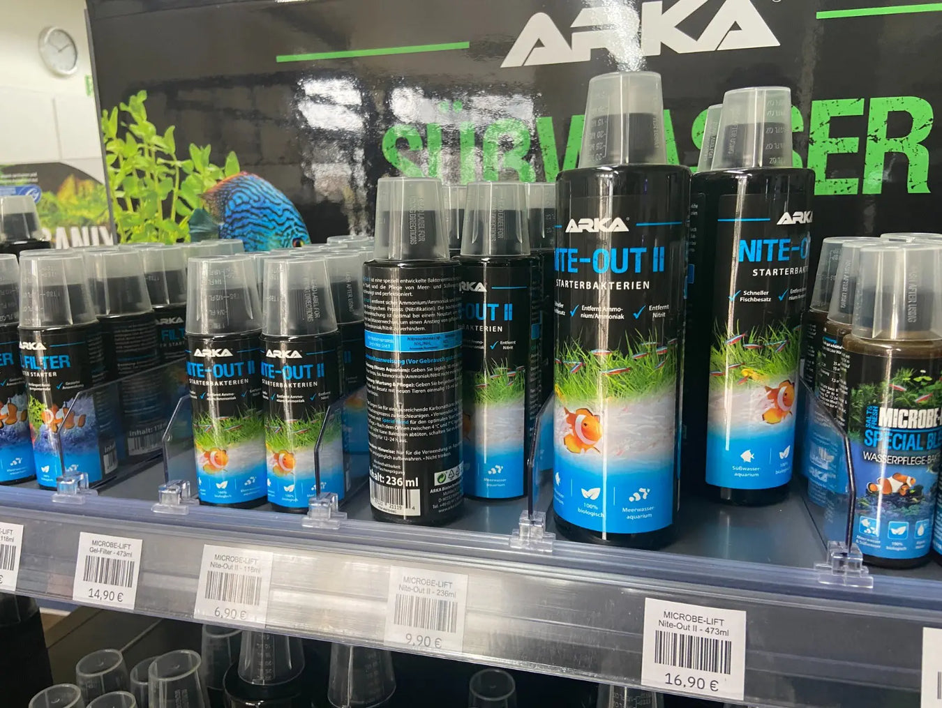 ARKA Aquaristik-Regal mit Filtern und Starterbatterien