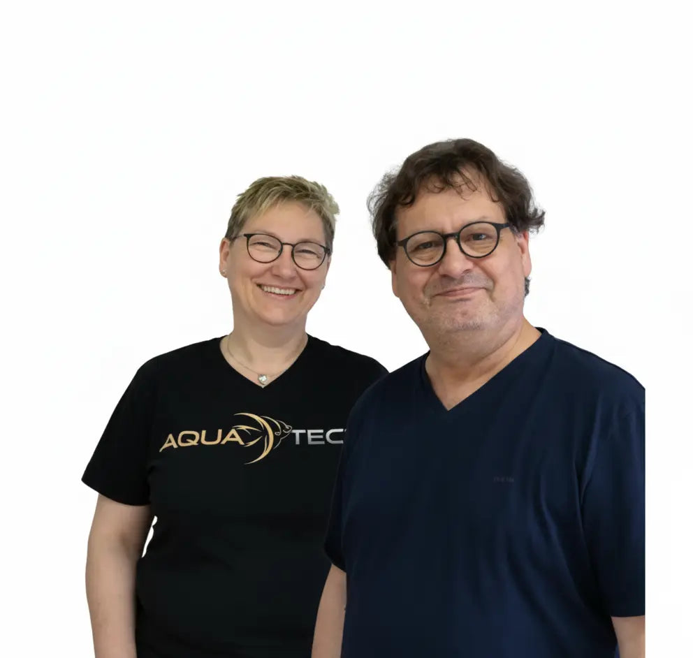 Das AQUA TECK Team – Petra und Jack in schwarzem und dunkelblauem T-Shirt lächeln in die Kamera, bereit für eine persönliche Aquarium-Beratung