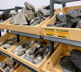 Holzkisten mit verschiedenen Größen von Schwarzem Felsen als Hardscape-Deko für Aquarien, mit Preisschildern.