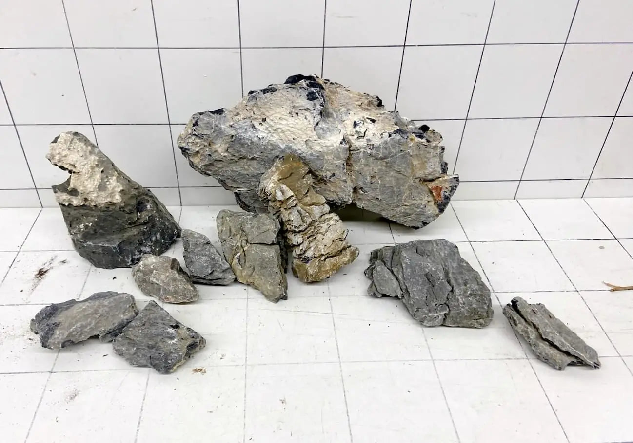Set graue Aquariensteine für Hardscape-Layout auf gefliestem Untergrund
